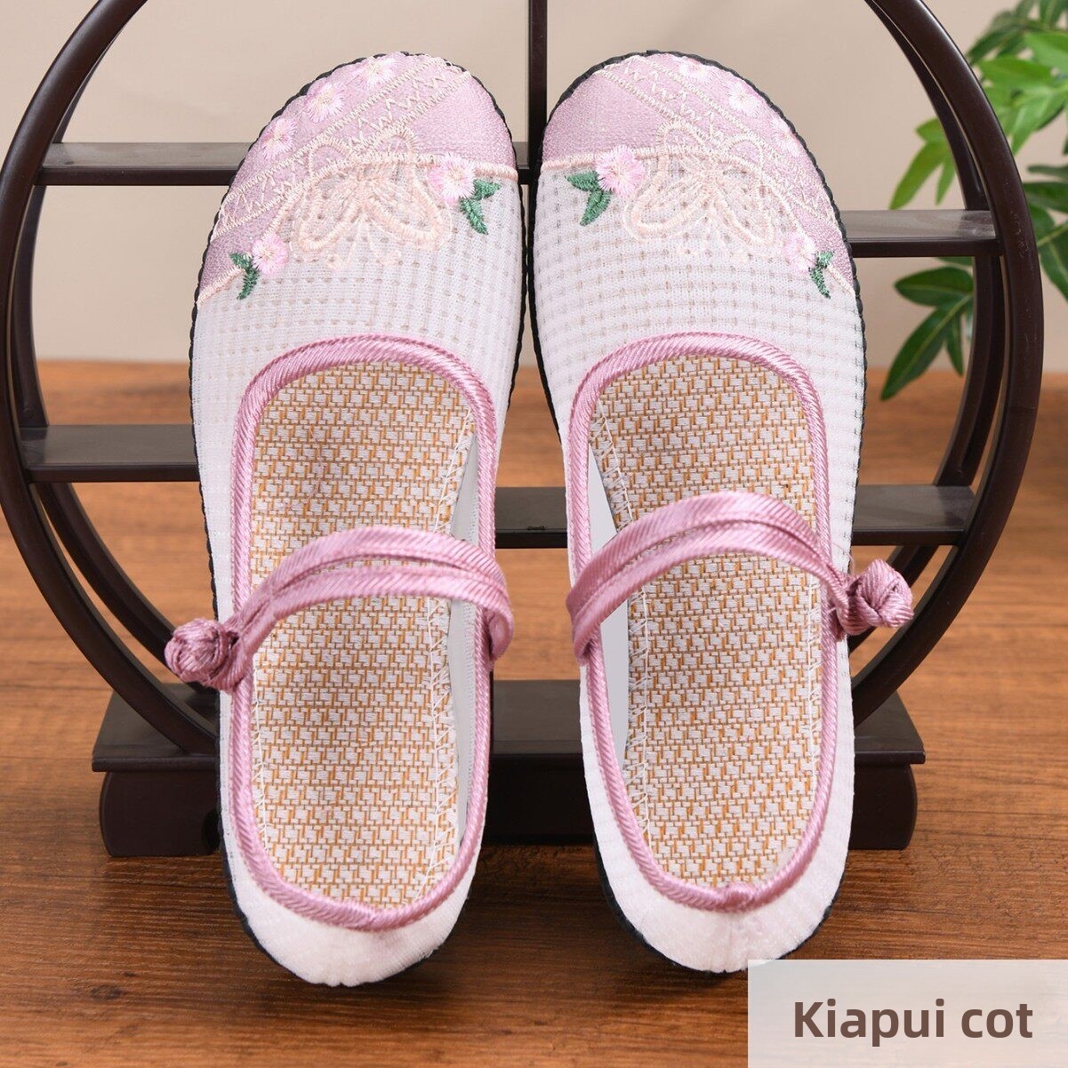 通気性のある刺繍入りフラットボトムエスニックシューズ、女性用 - Ethnic Fashion Online のレビューと価格
